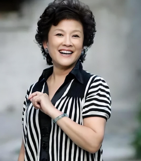 回顾:拍戏终生不育的宋春丽,61岁却如愿当上母亲,自称心甘情愿