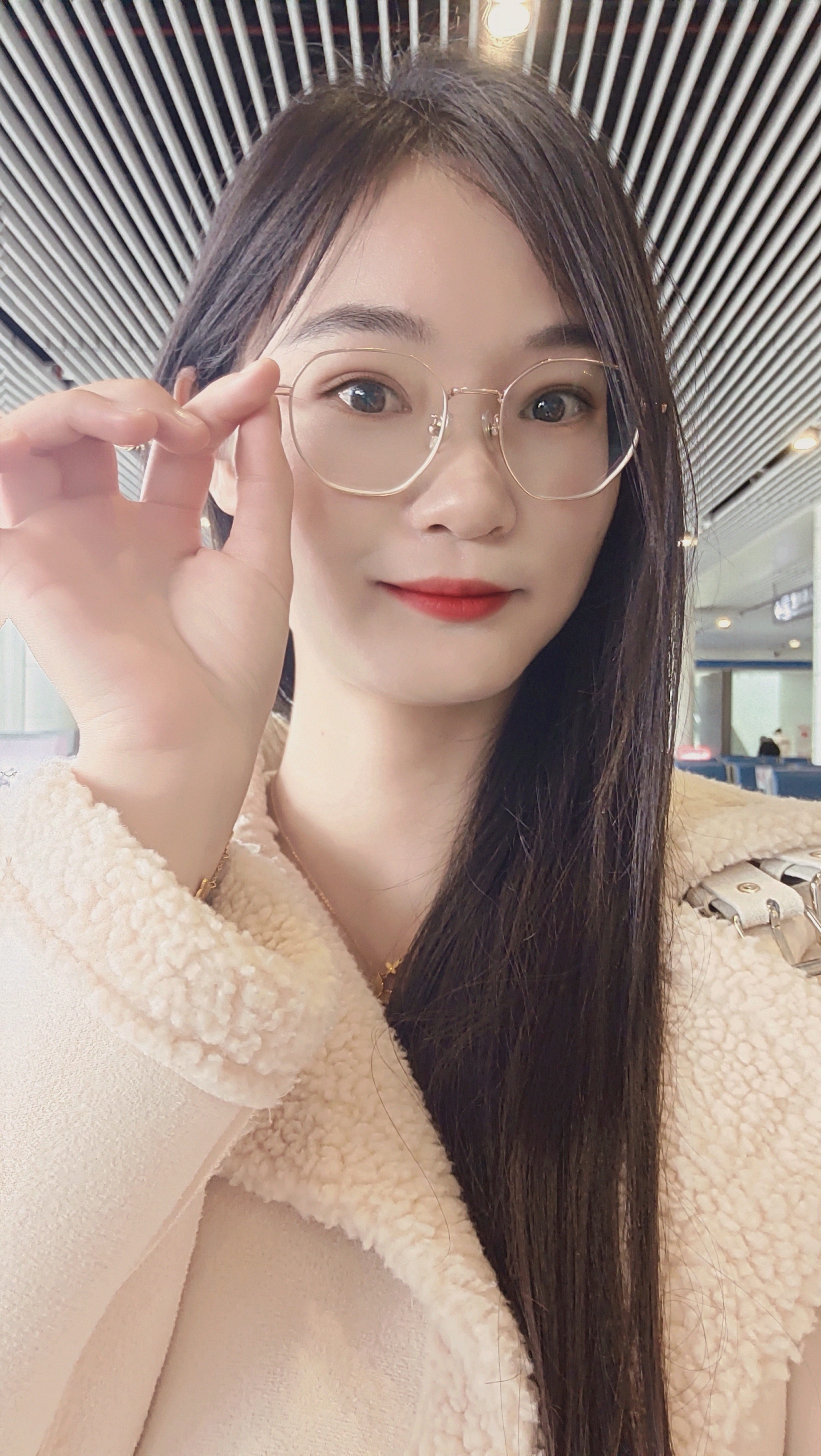 戴了一副金边眼镜涂了口红还抿嘴一笑十里桃花都开了现在刚好也是