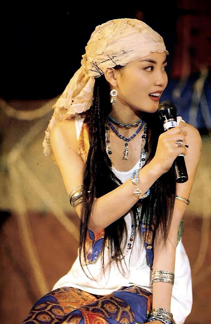 上世纪九十年代港台歌坛,王菲无论在唱歌,还是在时尚穿搭绝对是代表性