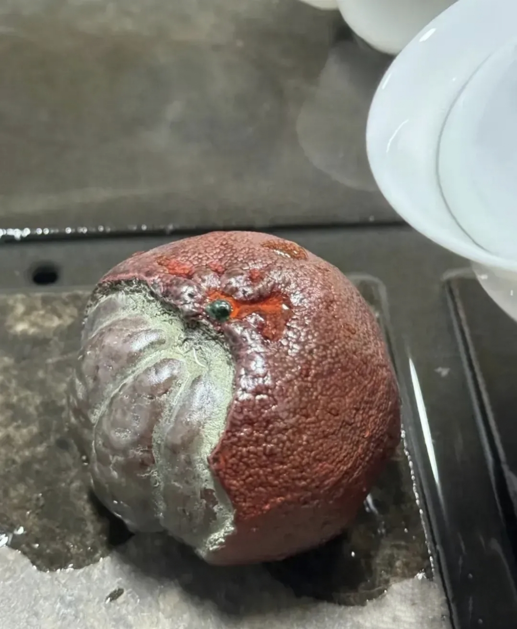 这时,领导的秘书见状,急忙冲过来夺过橘子,说到:"这东西值 2000 块呢