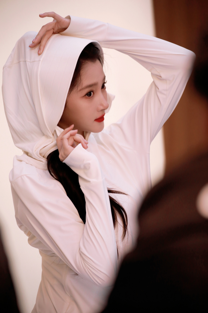 关晓彤高马尾造型亮相,简约不简单!