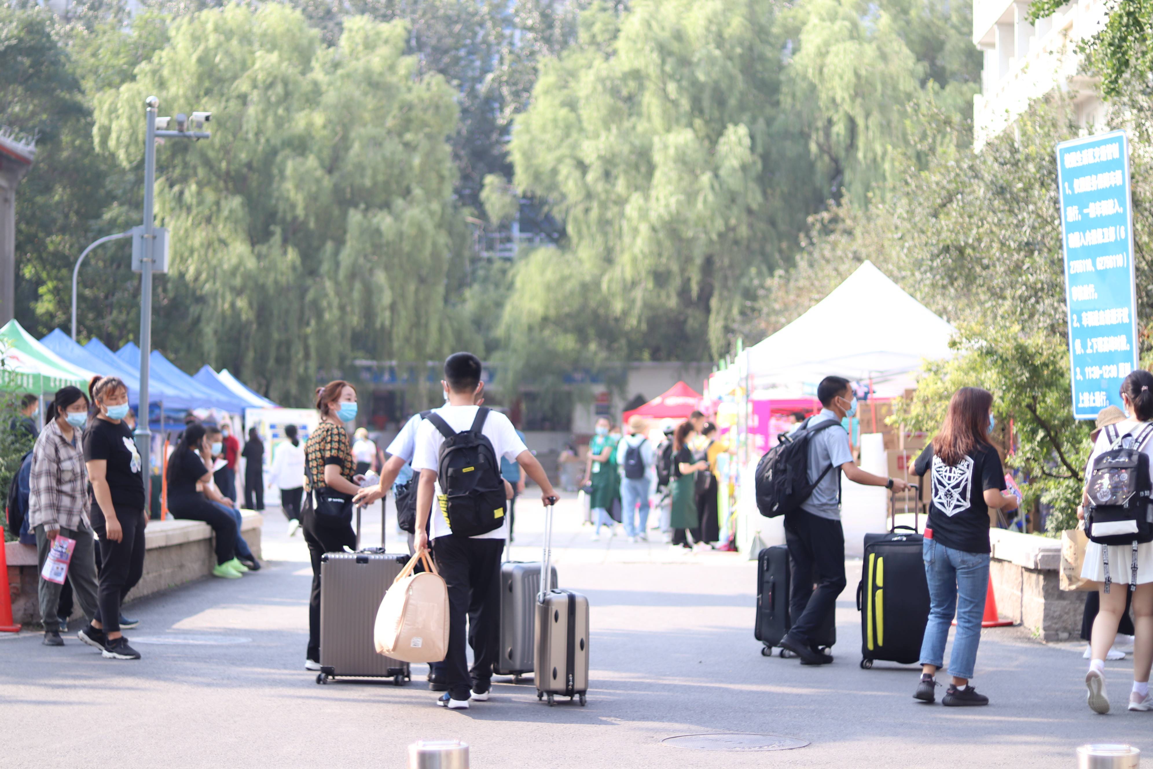 越来越多的大学生为要生活费这个话题