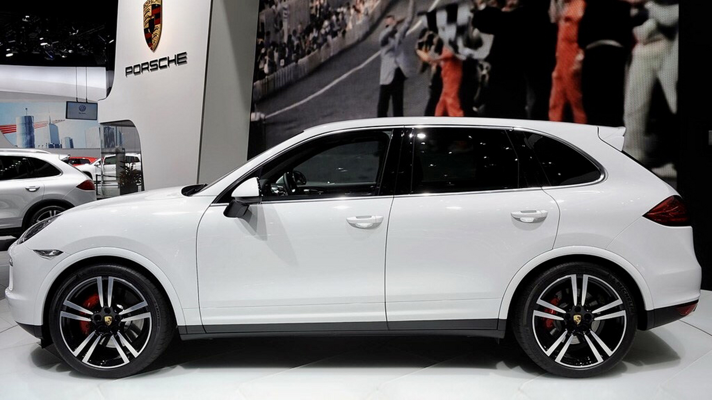 2013款,2018款和2024款保时捷卡宴侧面车身以及尾灯局部造型轮廓对比