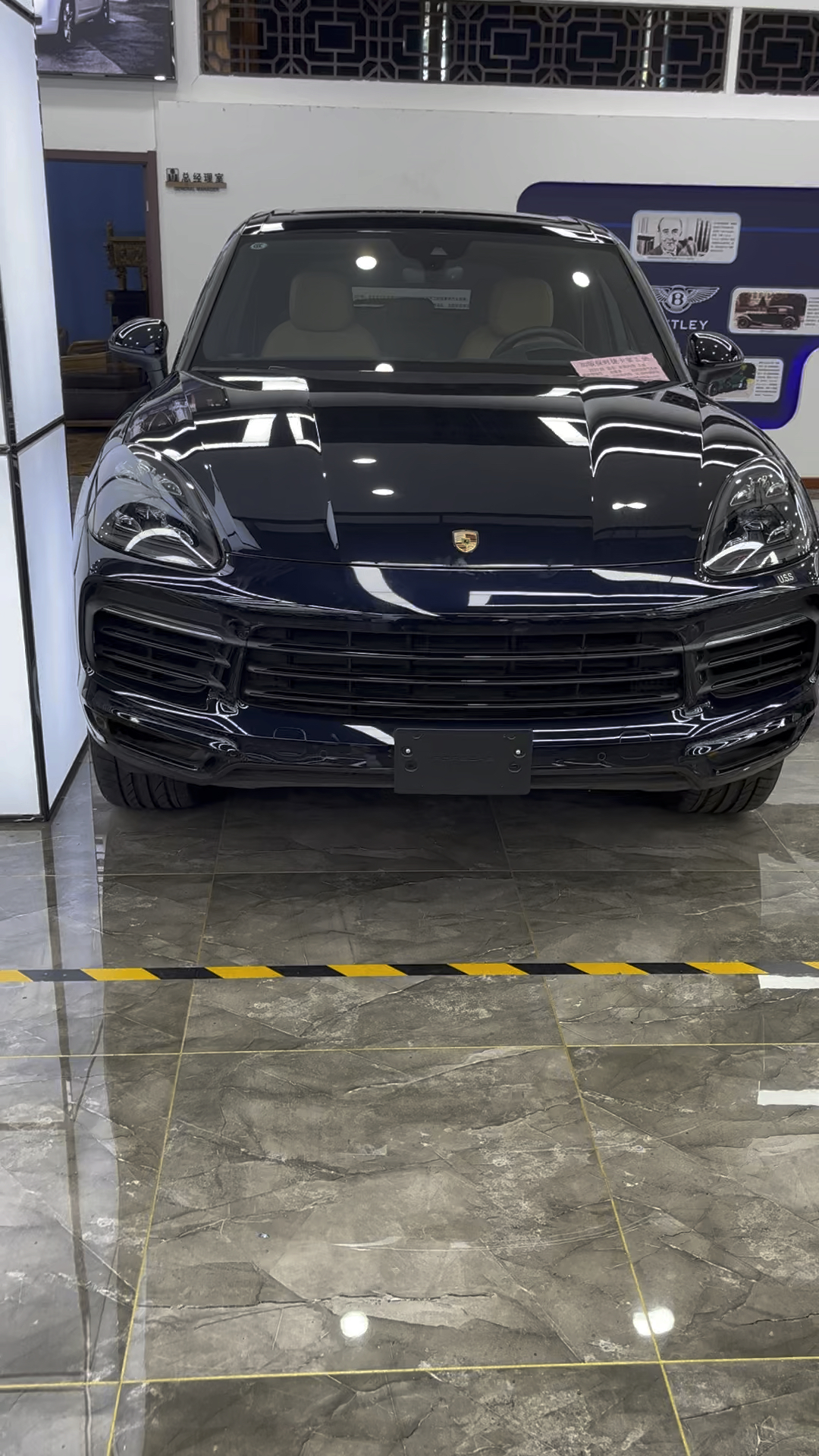 新一代保时捷卡宴黑色高功率的一款