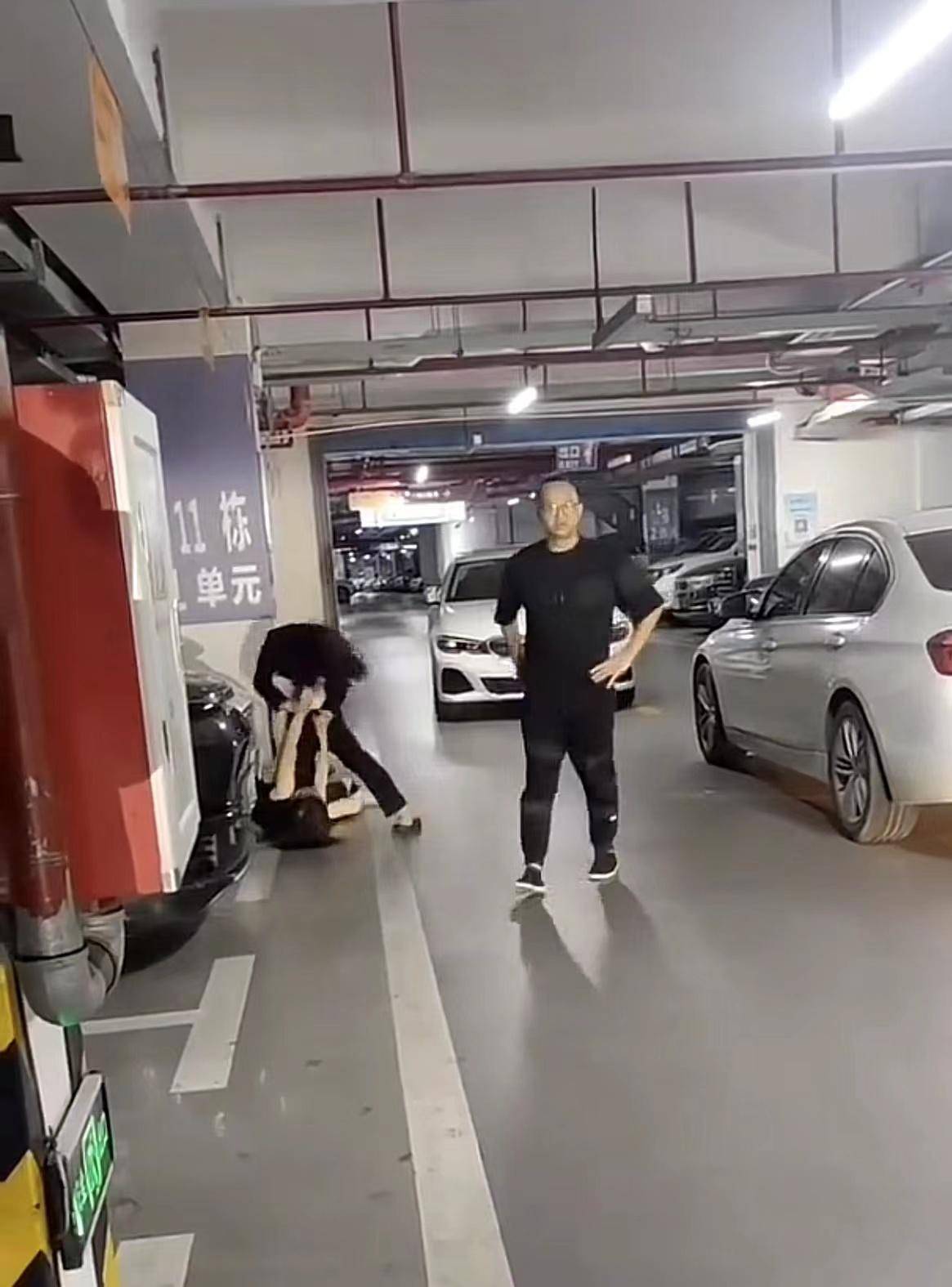 黑衣小伙子围观几秒后走开这一幕恰巧被周围拍打架的看客录下并上传