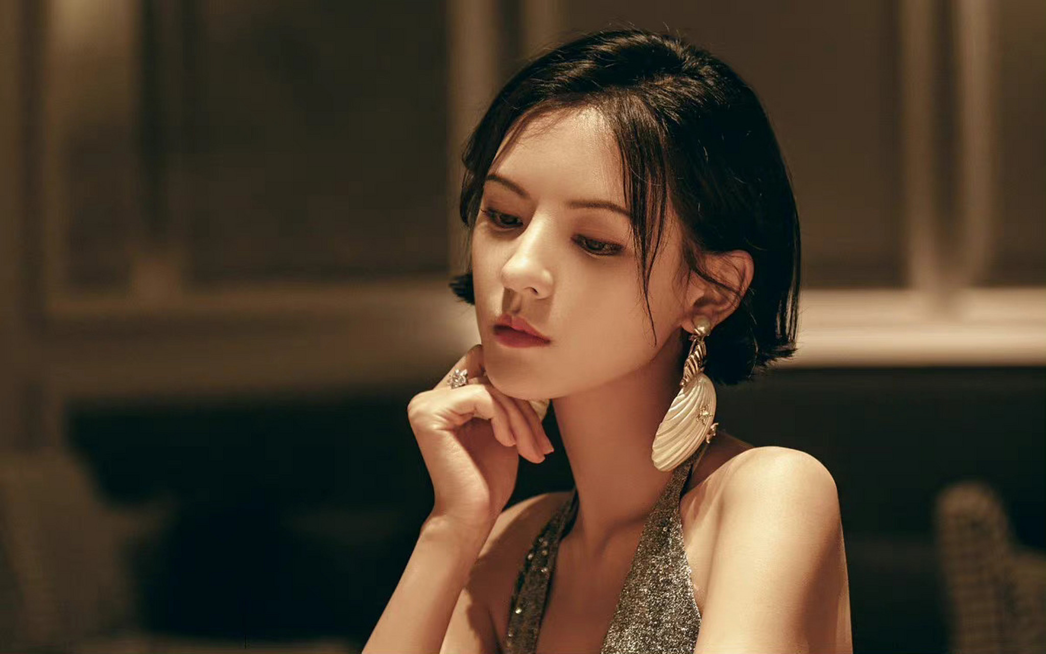 她的五官立体而精致,尤其是那完美的侧脸轮廓,简直像是艺术品一样