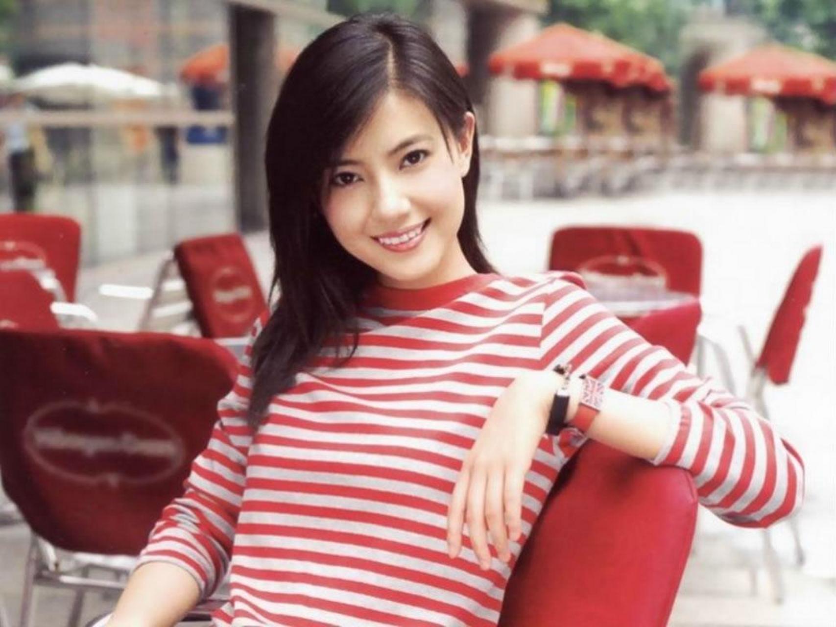 高圆圆早年旧照  高圆圆在高中的时候被星探一眼相中,进入娱乐圈被