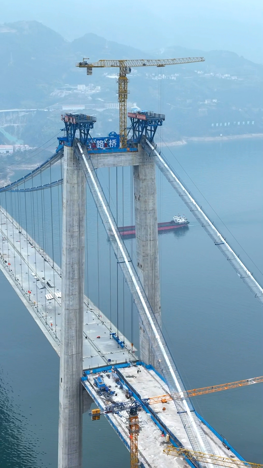 奉节县白帝城长江大桥头的白帝城特长隧道是奉建高速第二长的隧道