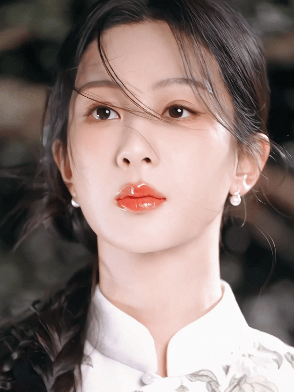 直播刚开始,杨紫就发现了主持人小姐姐牙齿上沾了口红(而且是比较多的