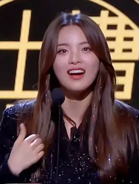 杨超越口误名场面刚说完脸就红了捂着脸害羞的不行