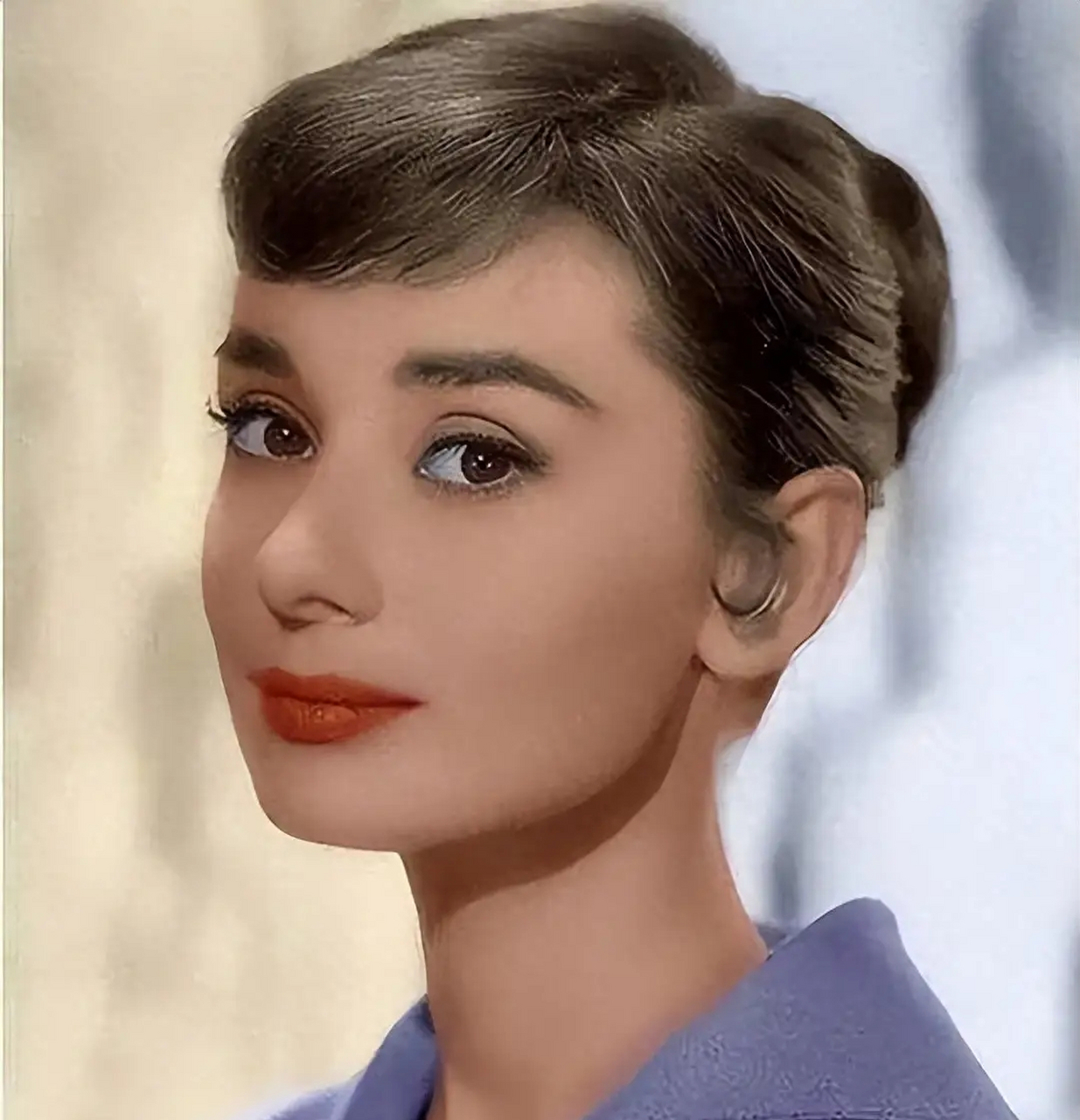 年轻时候的人间天使奥黛丽赫本绝美留影,照片中赫本穿着一件紫色长裙