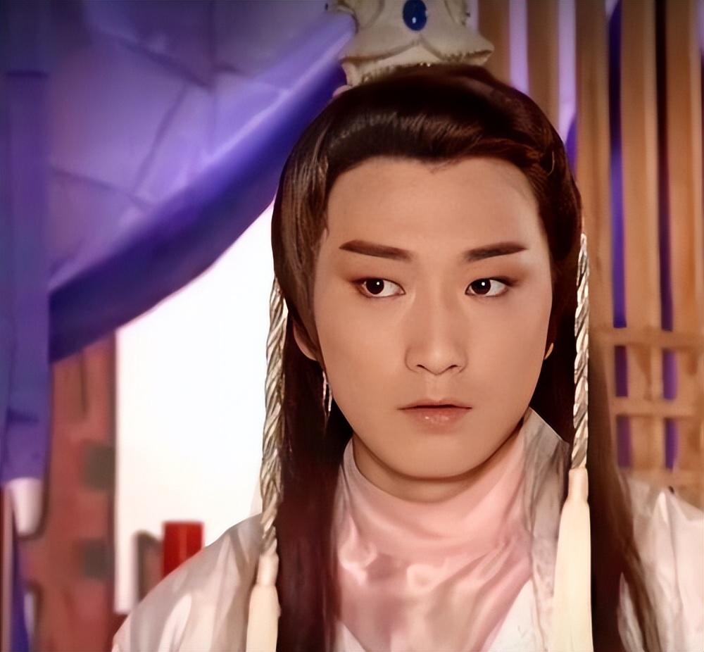 演员邵峰退圈后定居加拿大豪宅内打球吃烤羊茅台洋酒成排