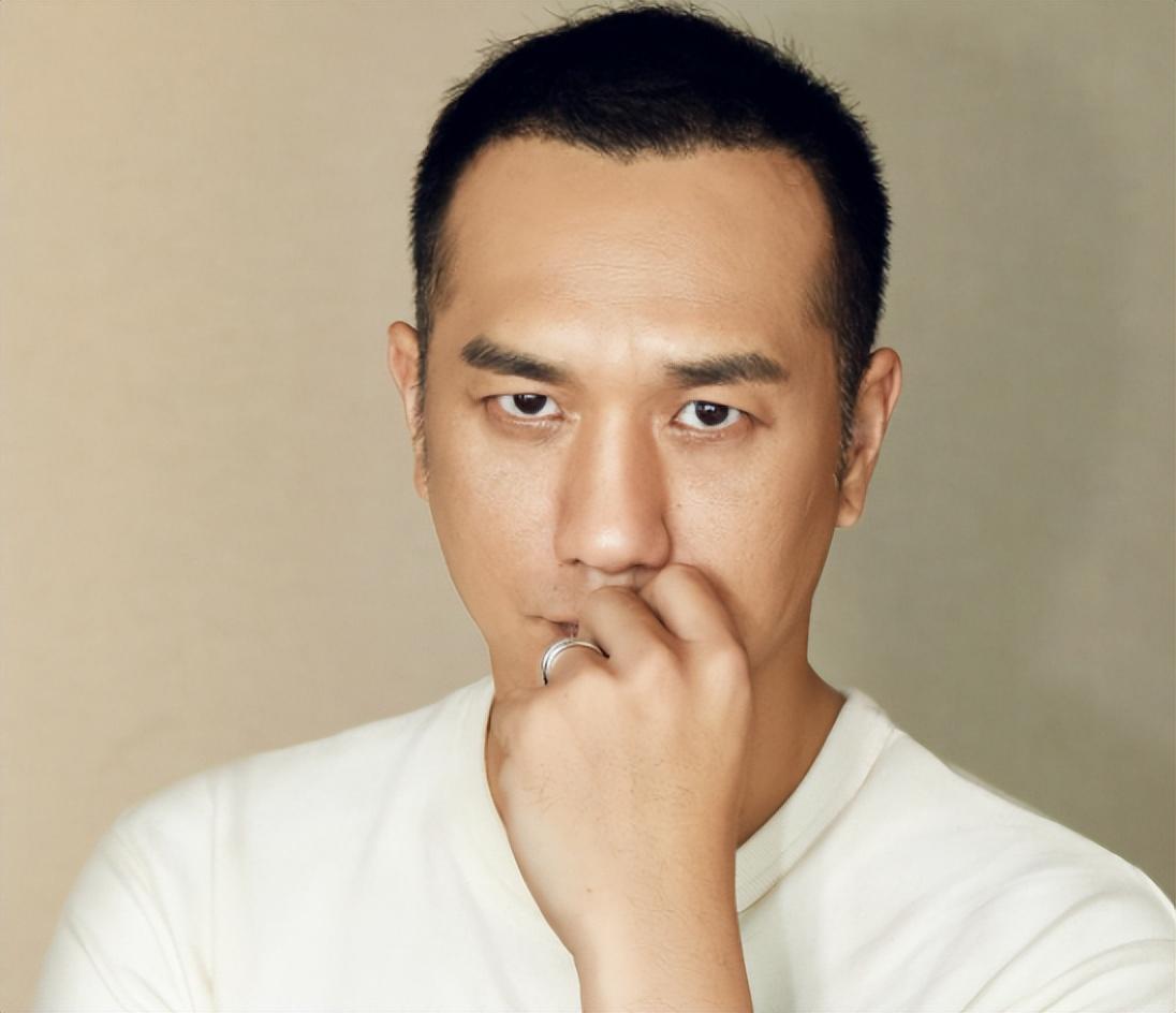 回顾演员黄觉放弃周迅徐静蕾转身娶小14岁娇妻他有什么魅力