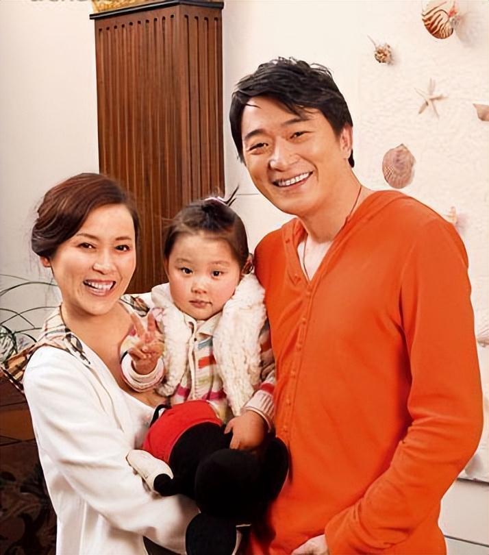 演员邵峰退圈后定居加拿大豪宅内打球吃烤羊茅台洋酒成排