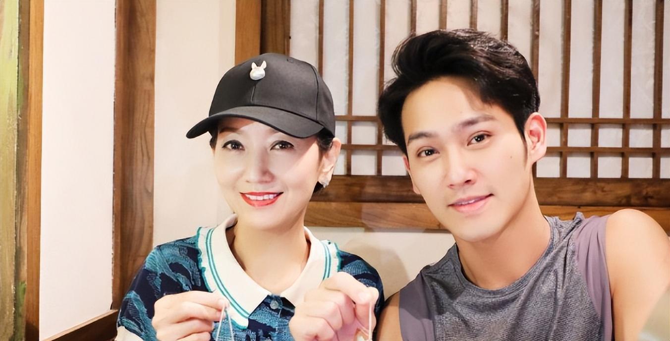 回顾赵雅芝的3个儿子长子47岁次子44岁小儿子37岁个个让她骄傲