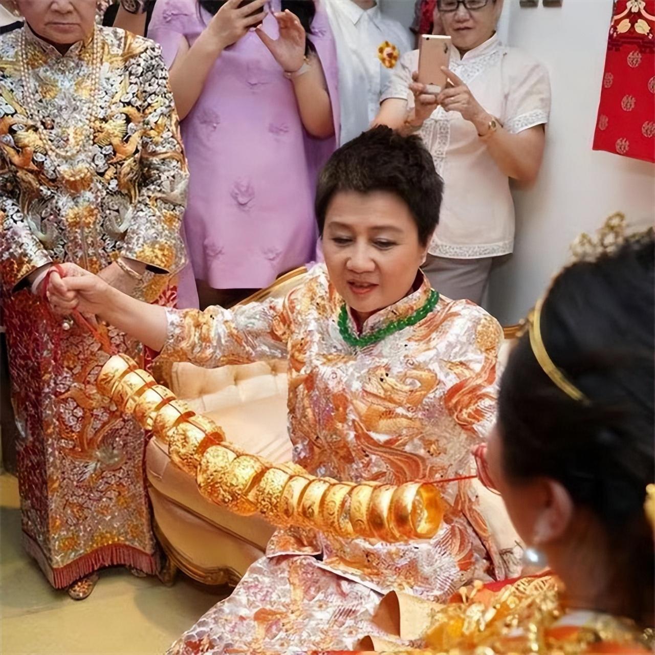 回顾赌王女儿何超盈带14亿嫁妆下嫁东北小伙婚后怎么样了