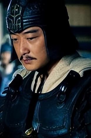 演员邵峰退圈后定居加拿大豪宅内打球吃烤羊茅台洋酒成排