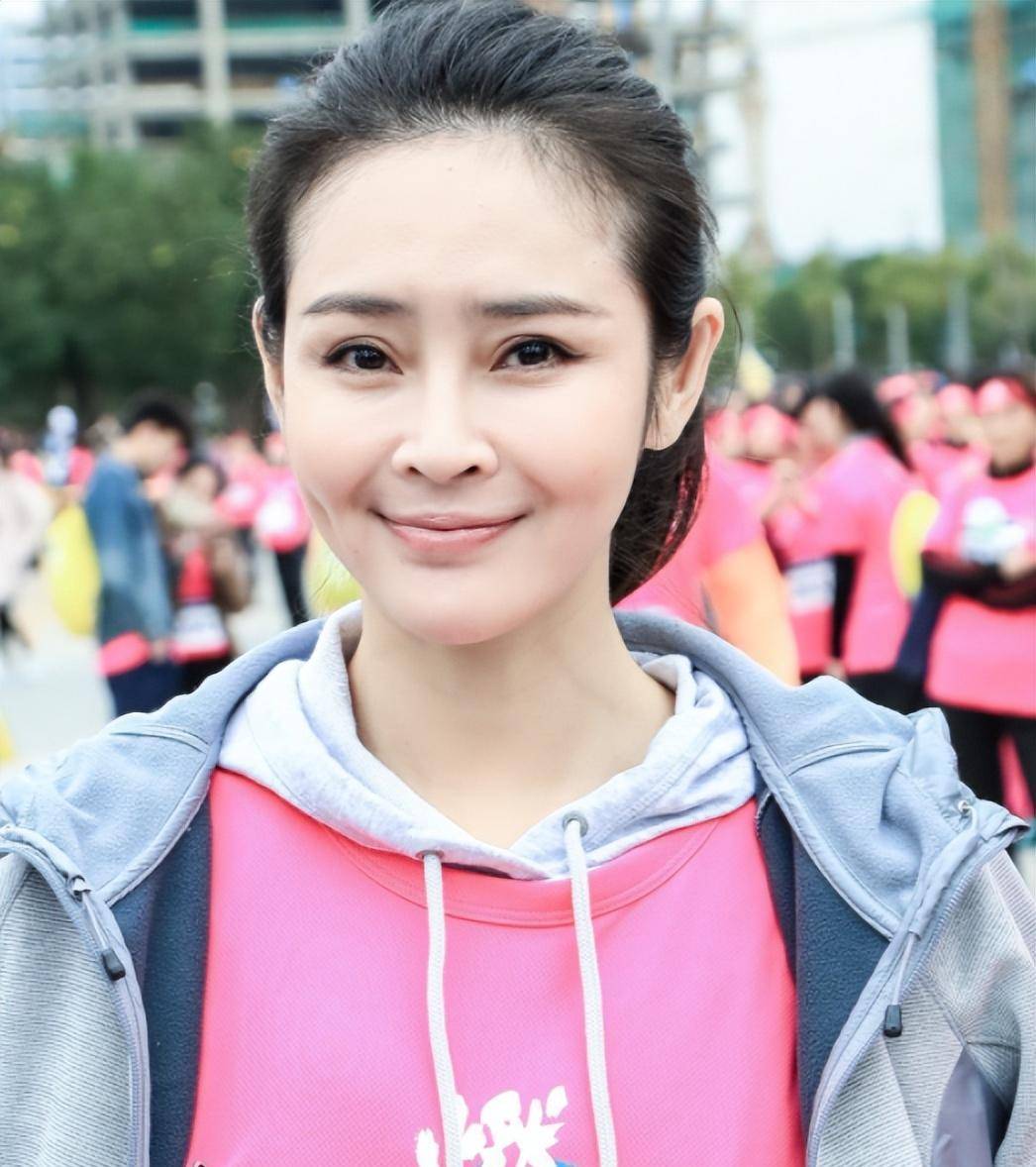 于明加出生在一个高知家庭,父母对她的期待也很高.