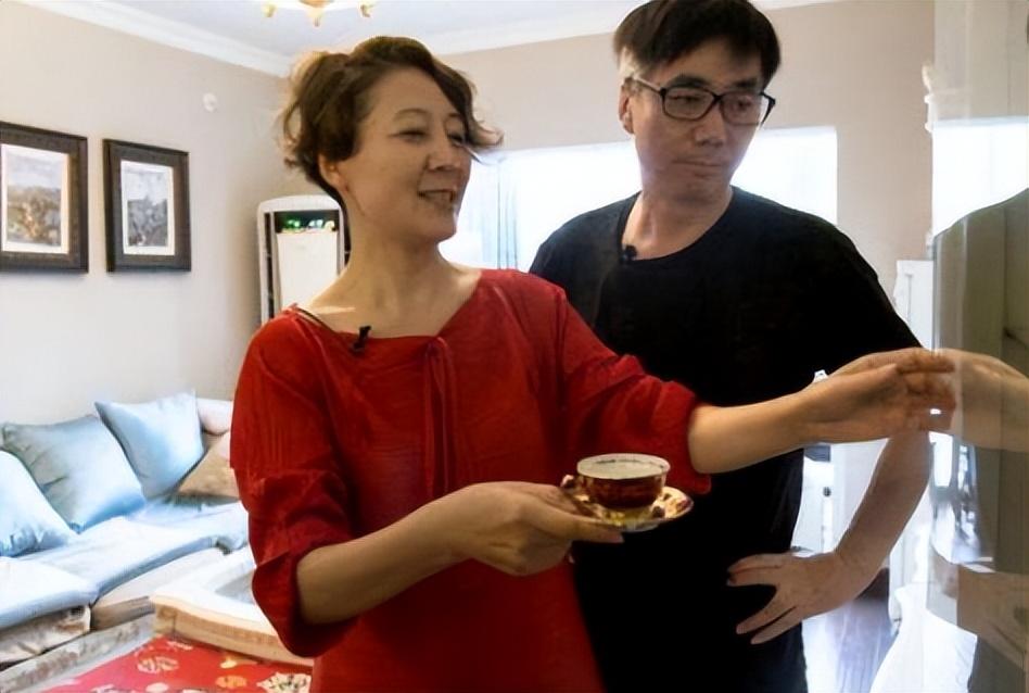 回顾范明娶大6岁二婚女当老婆对继子视如己出今继子成国家骄傲