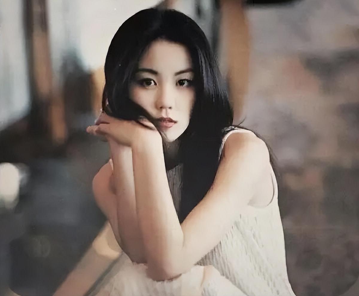 梅艳芳是多栖艺人,但唱歌绝对是她最擅长的一件事,而且她年轻的时候