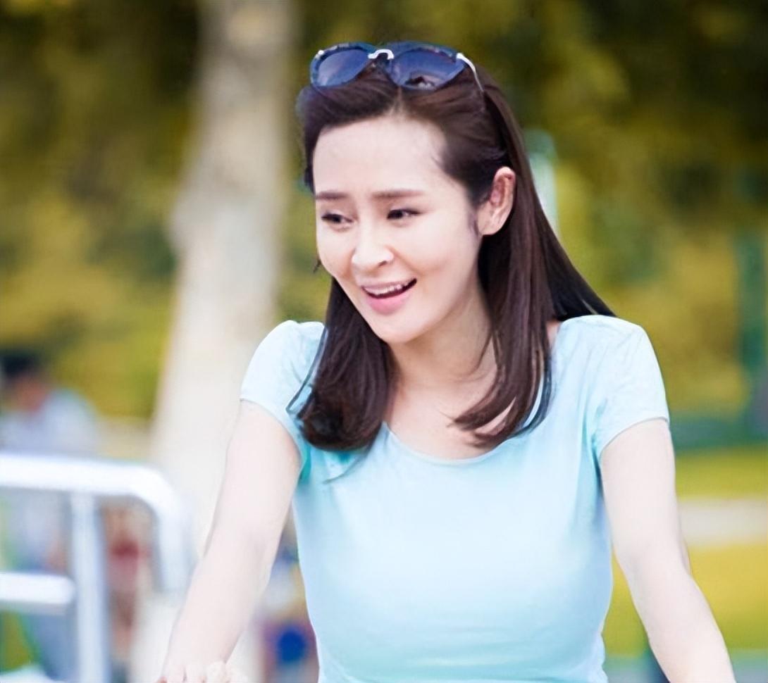 回顾演员于明加相亲嫁圈外老公恩爱十一年生两被宠成公主