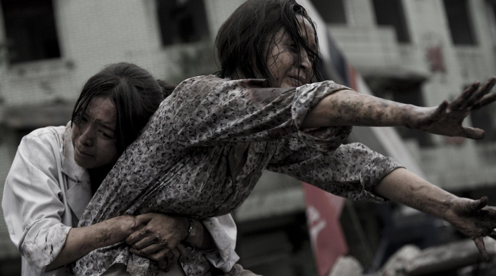 中国女子地震被埋=中国女子地震被埋在地下