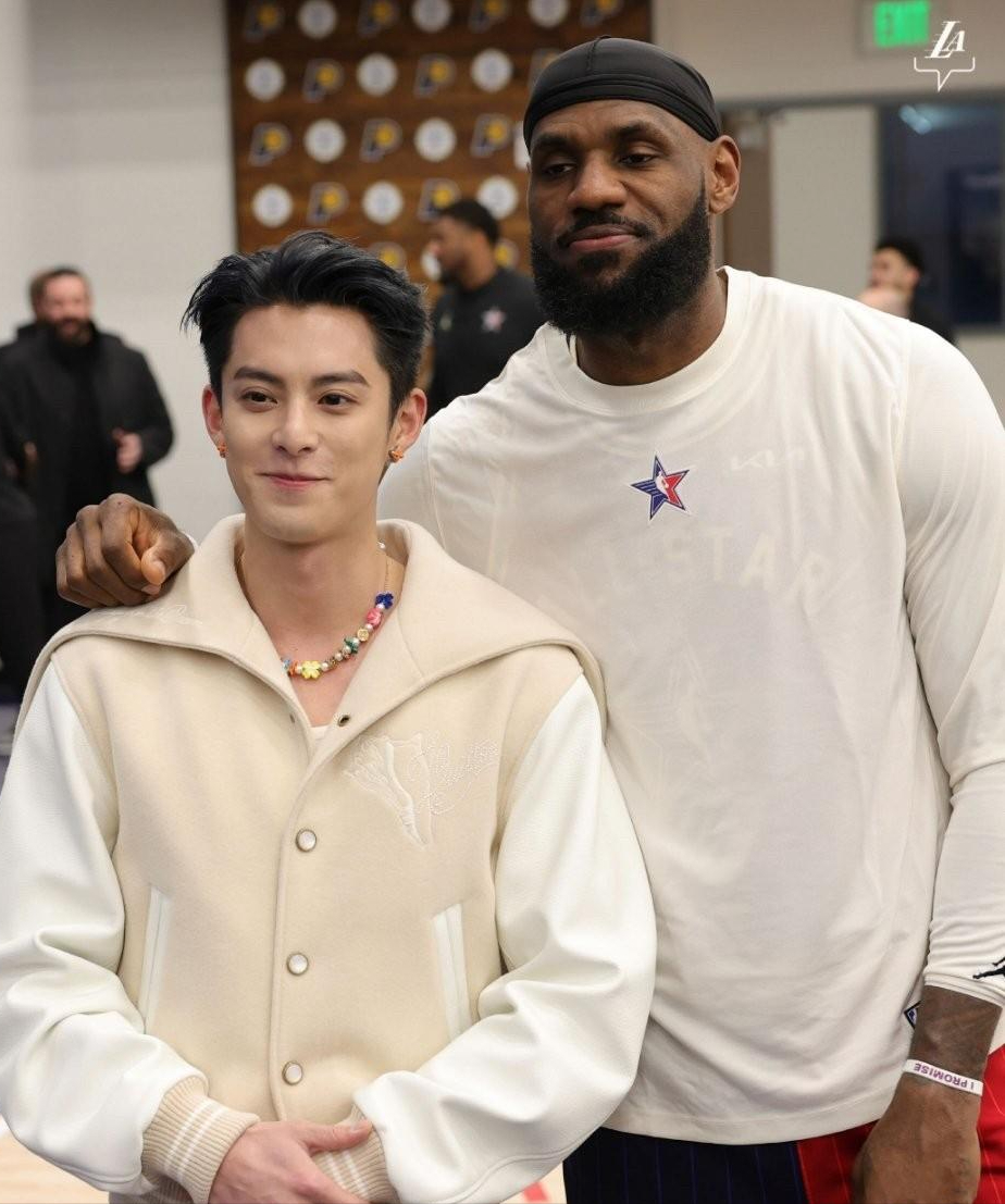 王鹤棣追星成功与詹姆斯握手撞胸搂肩喜提签名球衣