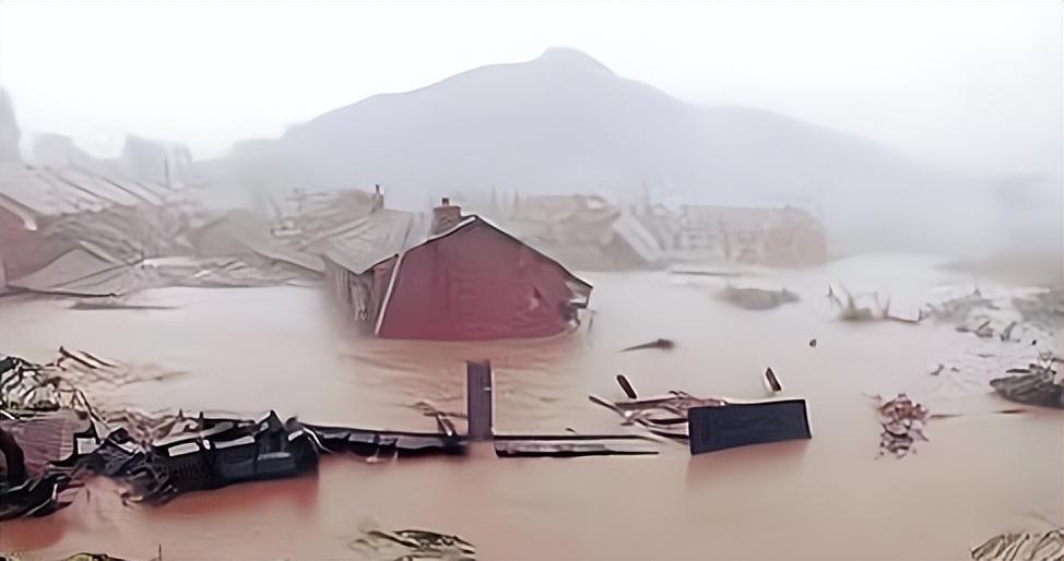 98年特大洪水中6岁女孩抱树9个小时后获救如今她已成为警察了