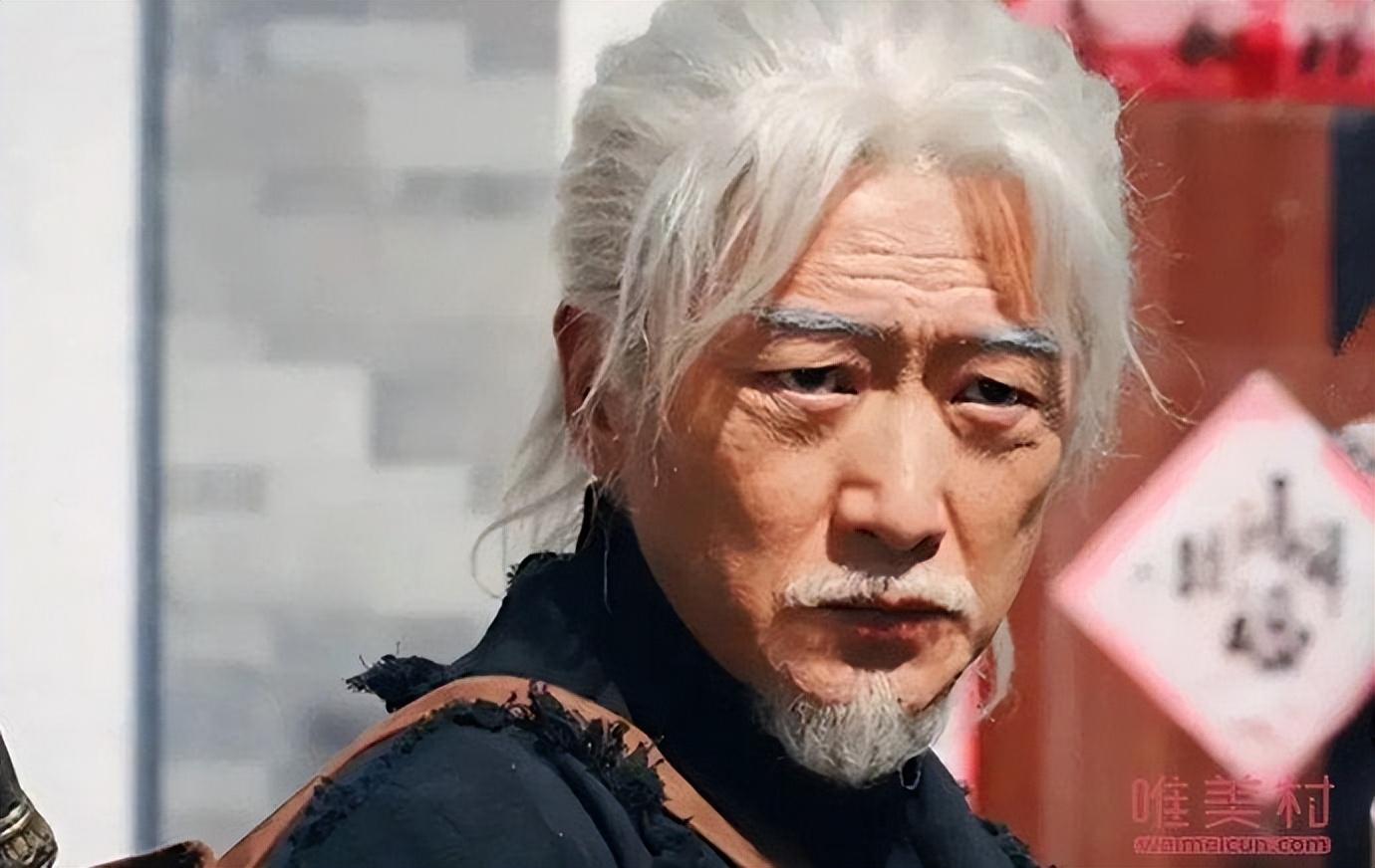 演员邵峰退圈后定居加拿大豪宅内打球吃烤羊茅台洋酒成排