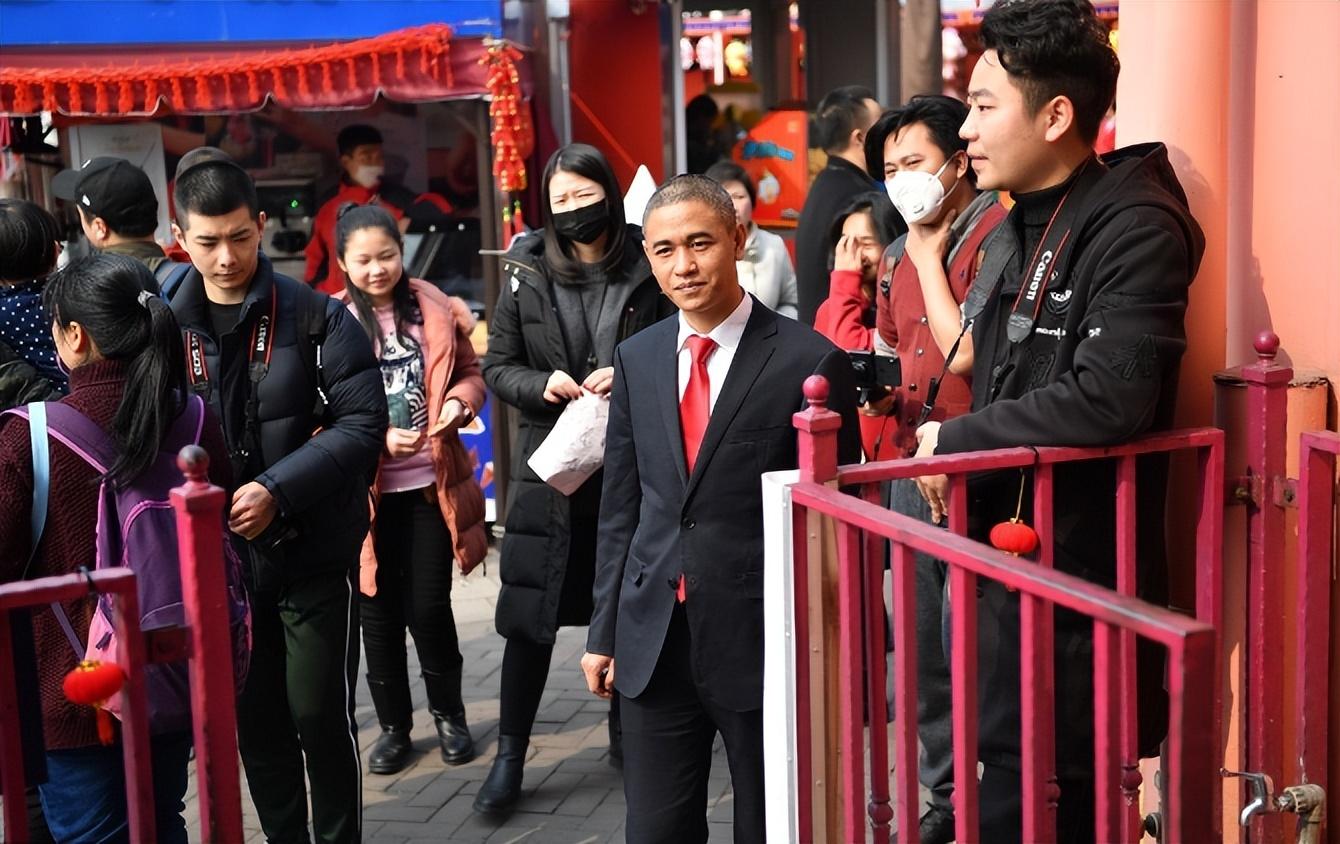 國在橫店在橫店,肖基國作為奧巴馬的特型演員,出演了一些短劇和微電影