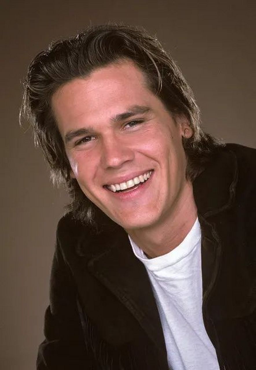 56岁的 josh brolin(乔什·布洛林)在《周六夜现场》直播挑战冰浴.