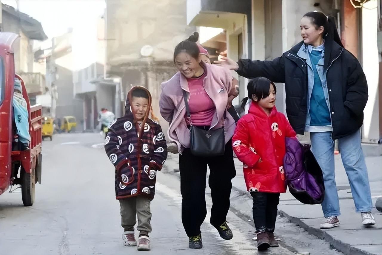 农村妈妈抱孩子的照片图片