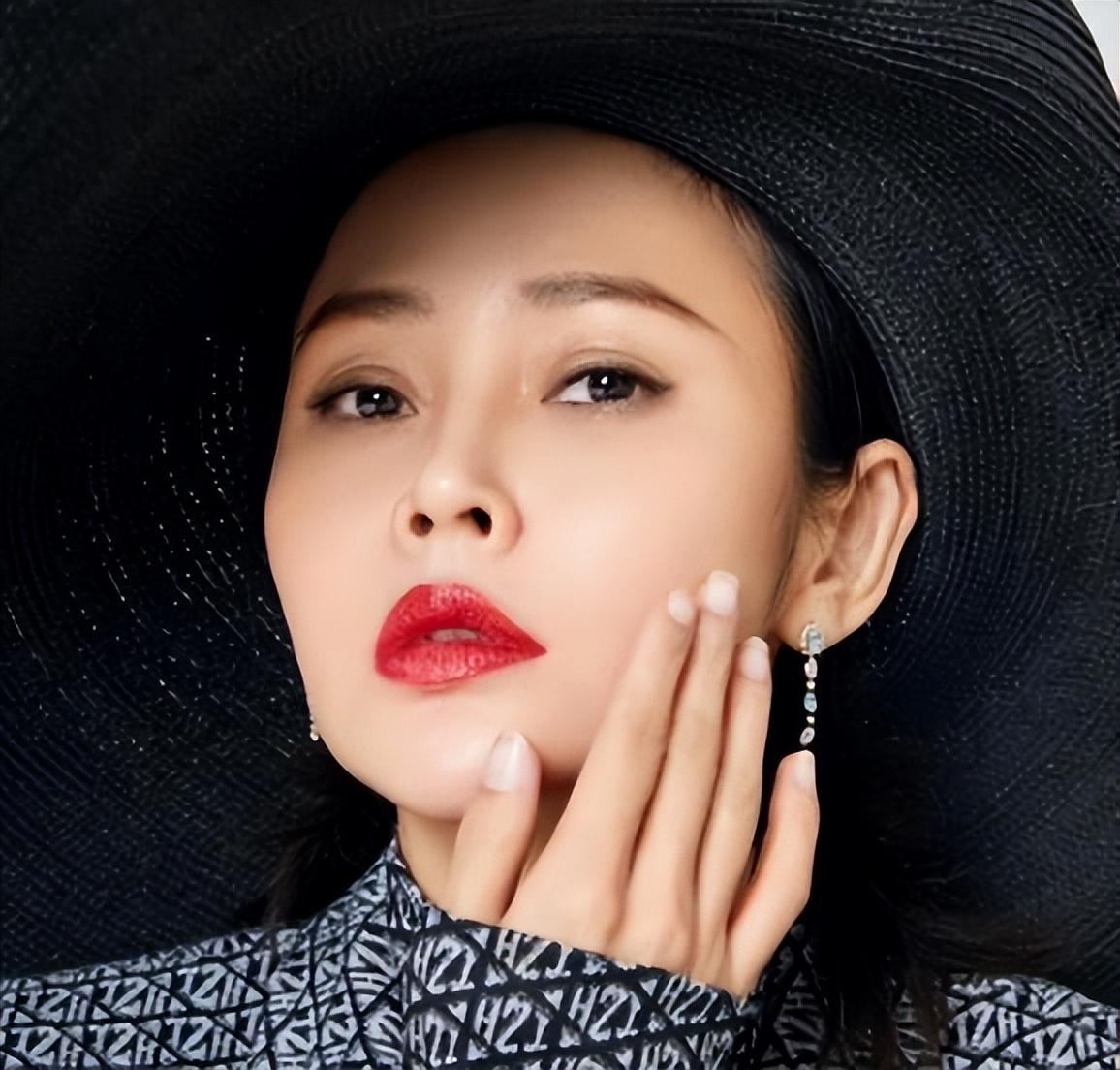 回顾演员于明加相亲嫁圈外老公恩爱十一年生两被宠成公主