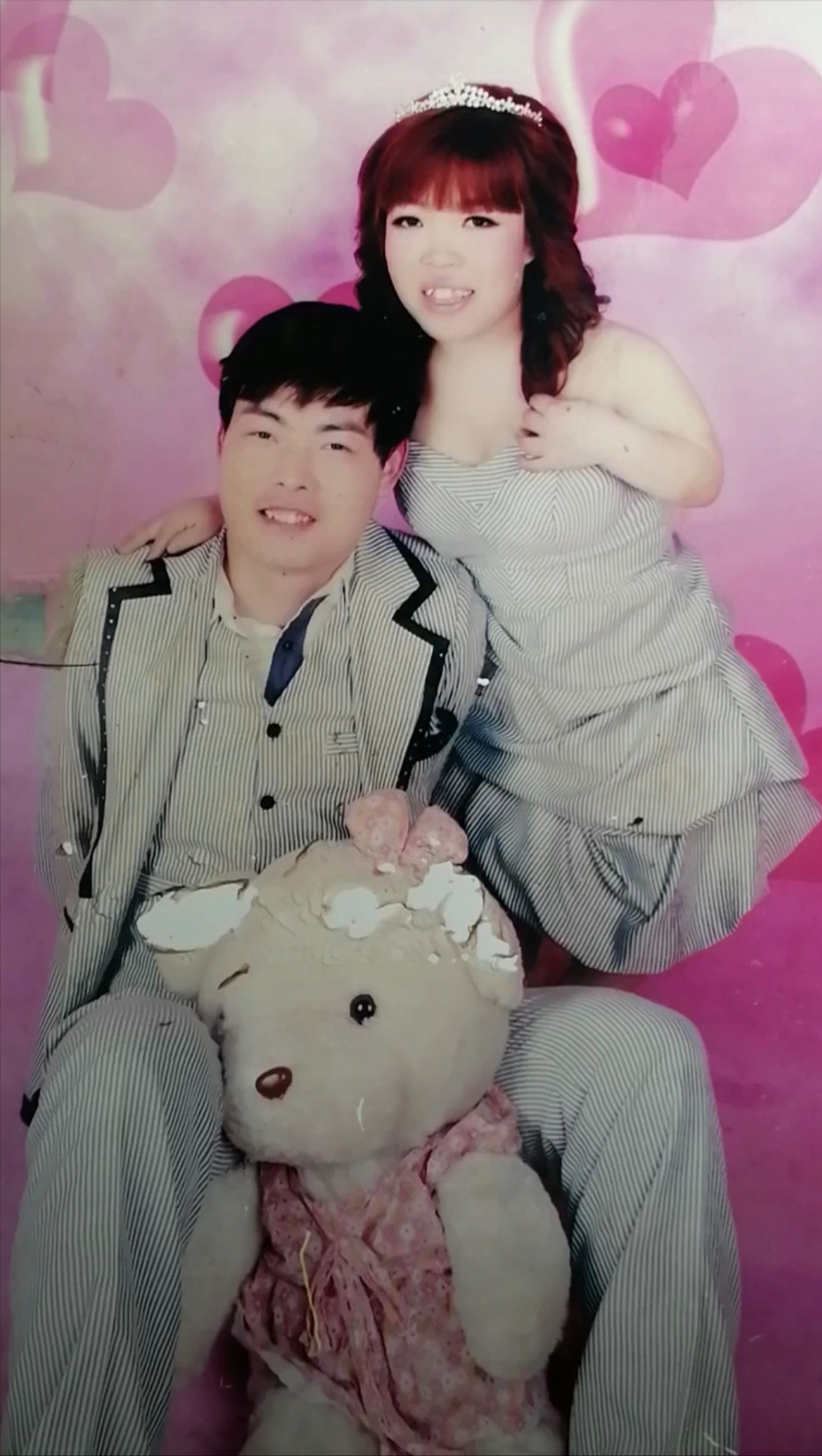 相处得久了,两人的关系也越发亲密.