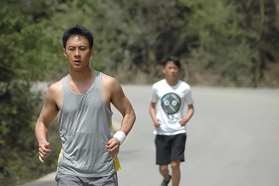 他出身演艺世家长得帅演技好出道26年却不火太可惜了