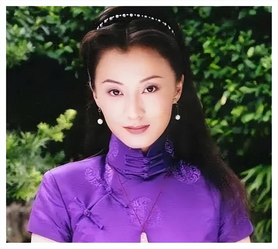 曾风靡一时的电视剧《情深深雨濛濛》中的"可云"的扮演者徐露,凭借着
