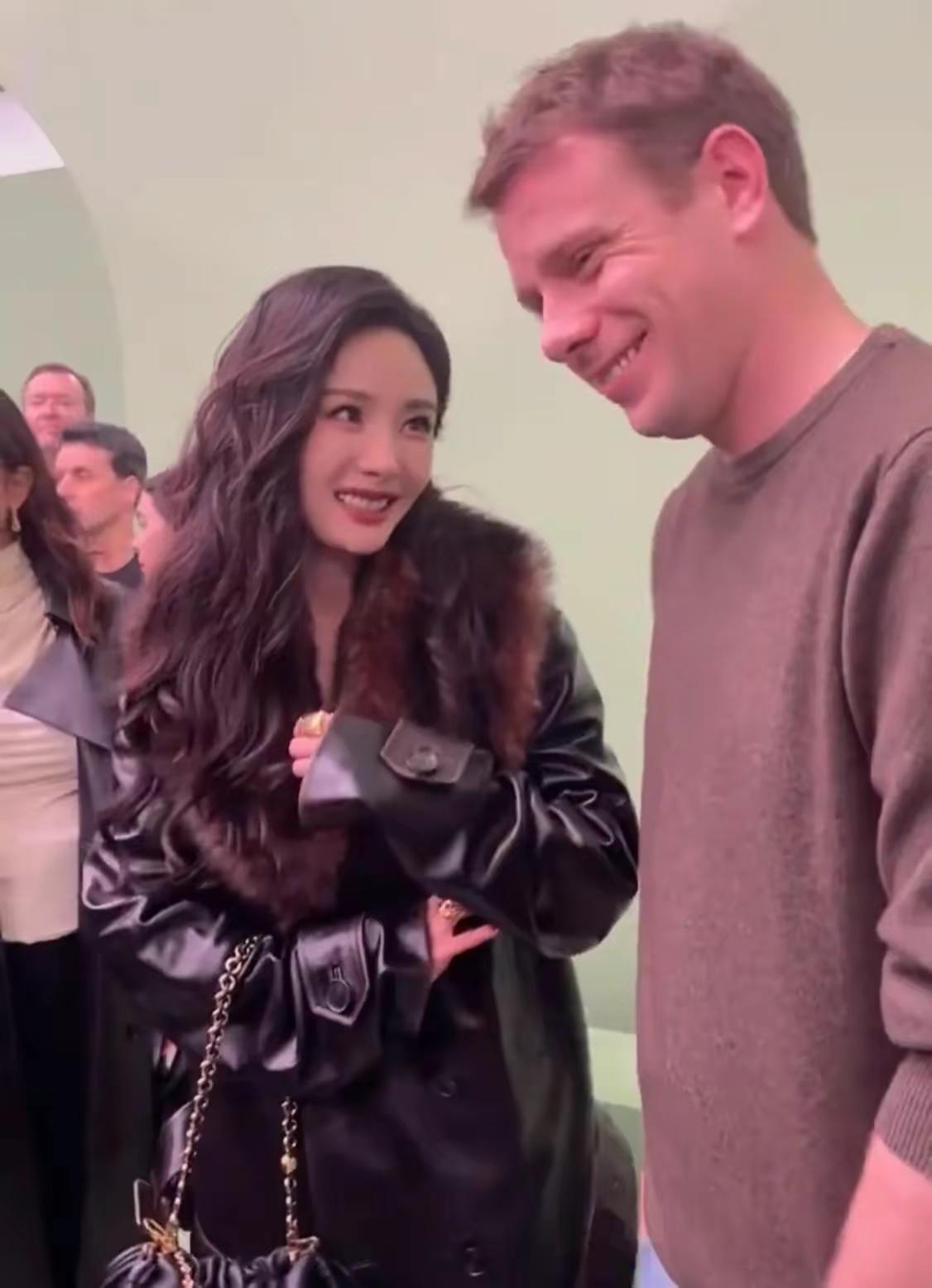 比如李易峰在封杀退圈之后,过往的好友金晨还被路人偶遇到,和他一起