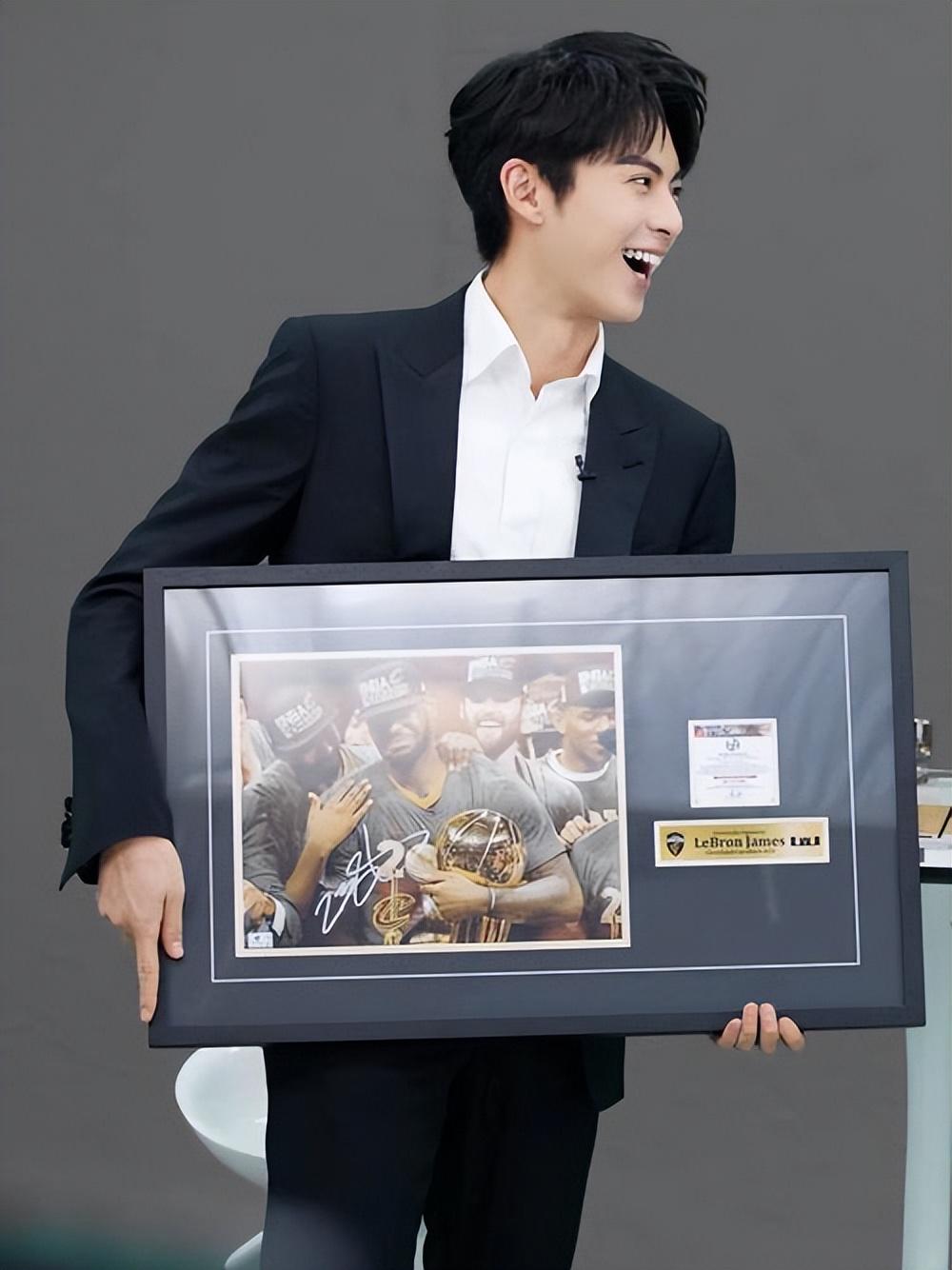 王鹤棣追星成功与詹姆斯握手撞胸搂肩喜提签名球衣