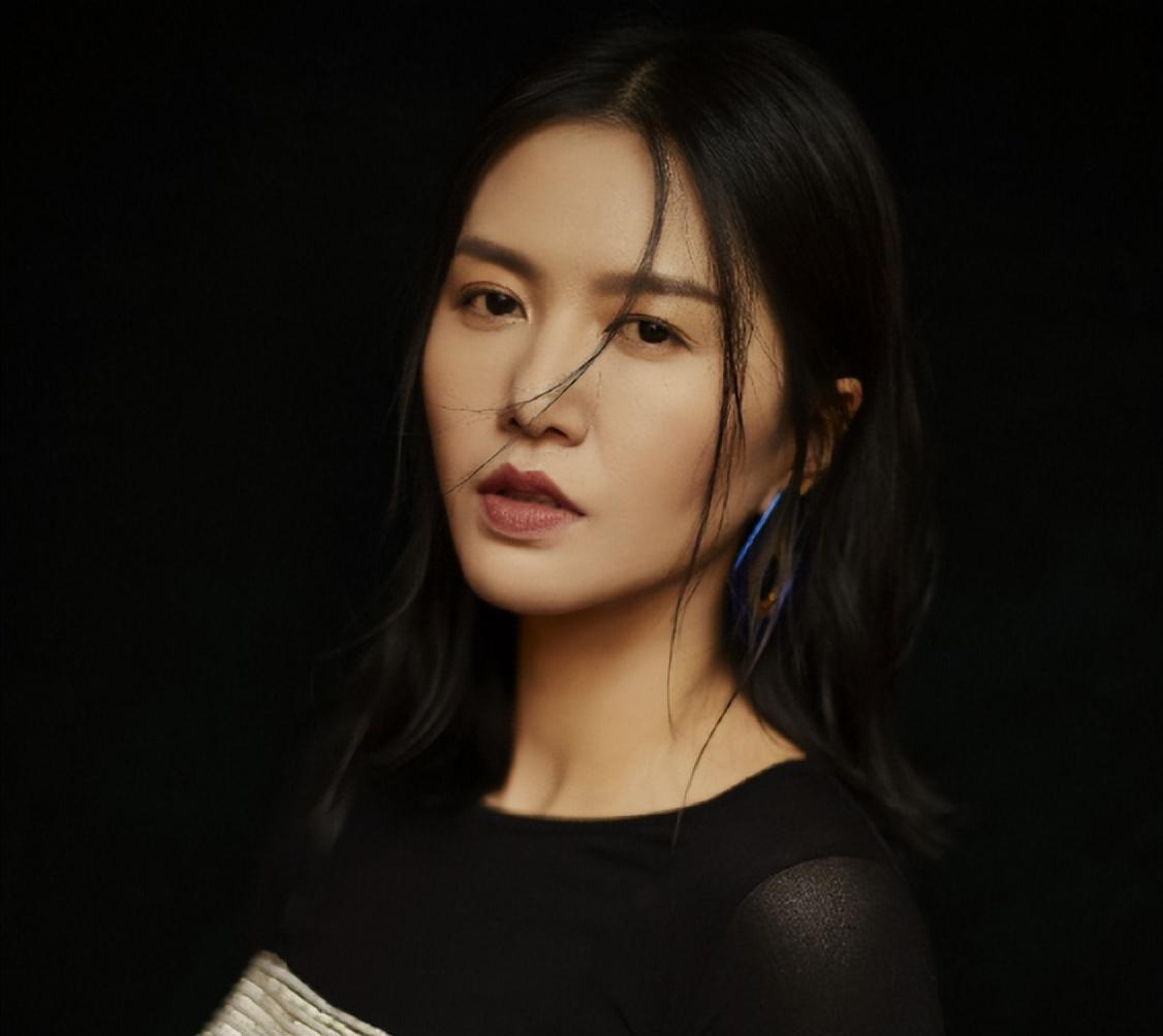 回顾歌手谭维维父亲早逝无法接受母亲的新恋情婚姻让她变柔软