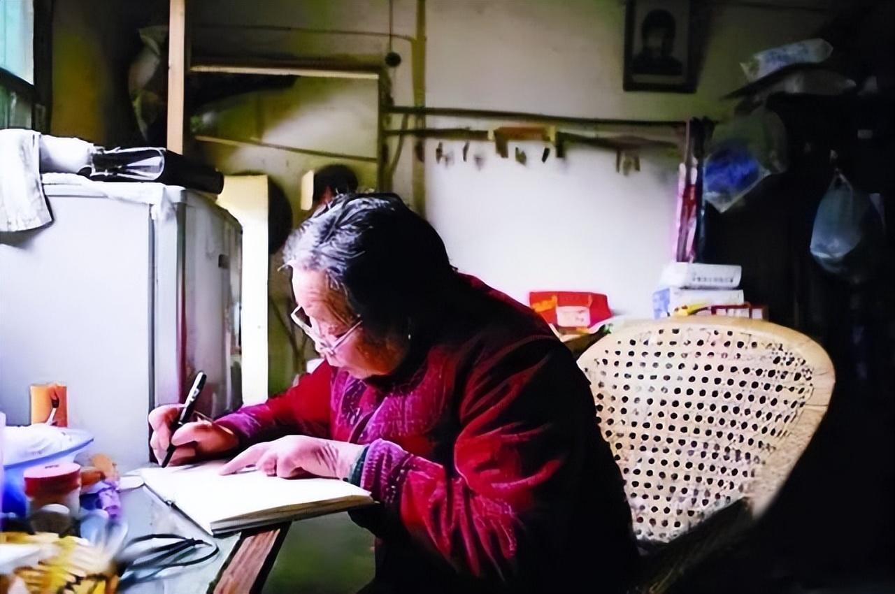 【昔日战友又相见】2013年,过着平淡生活的王庆莲突然收到曾经的"军统