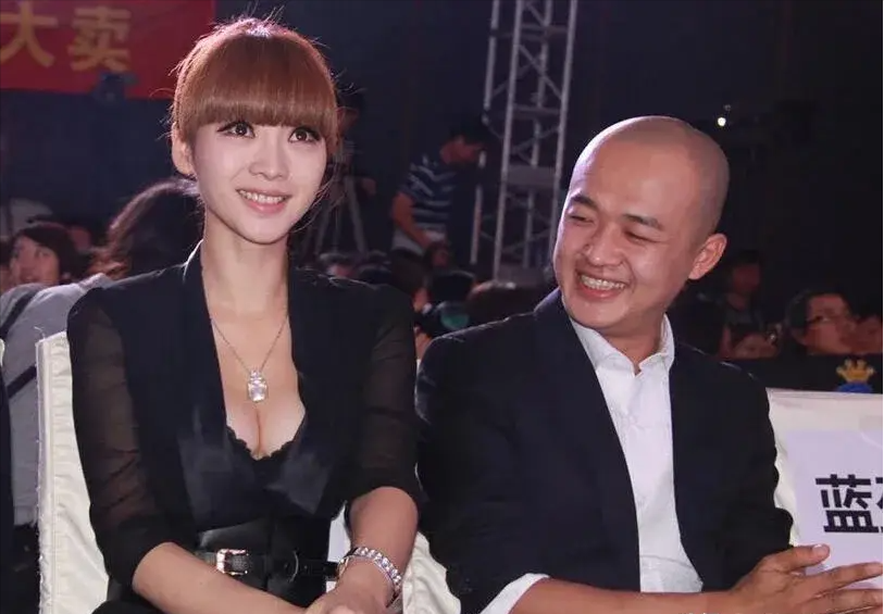 柳岩到底有多性感?当年包贝尔就几乎要将眼神埋进柳岩的怀里!