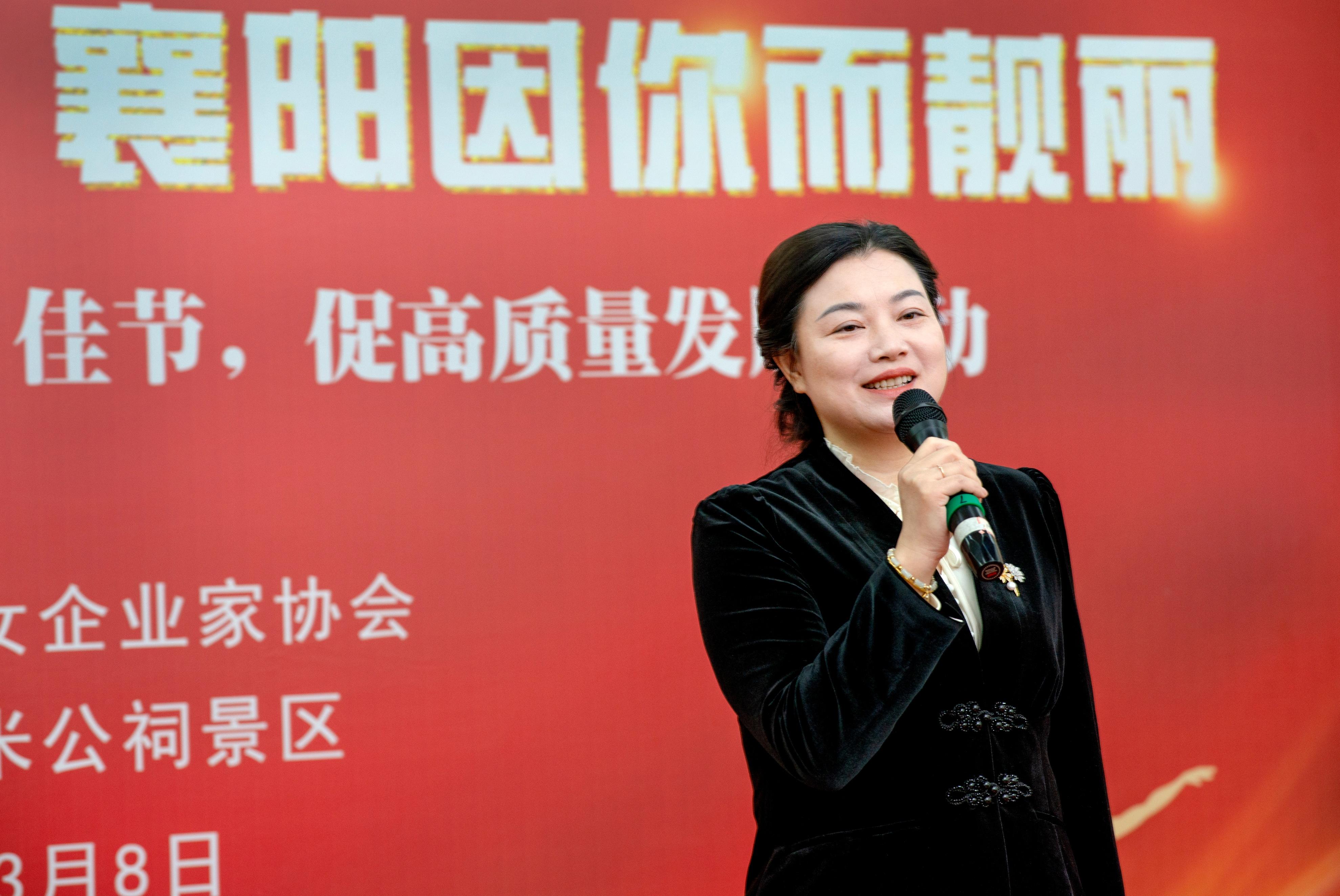 襄阳女企协三八展巾帼芬芳表彰先进游园团建美成一首诗一幅画