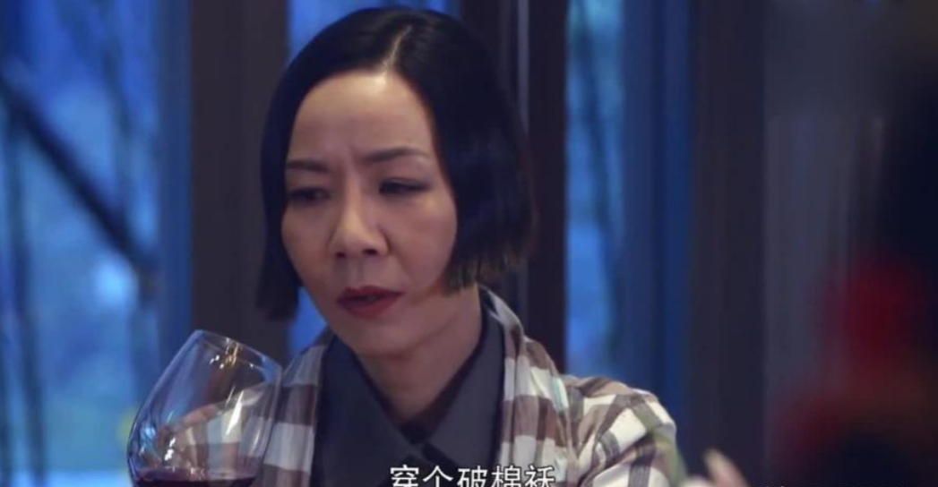 入学第二年,蒋雯丽就参演了首部电视剧《悬崖