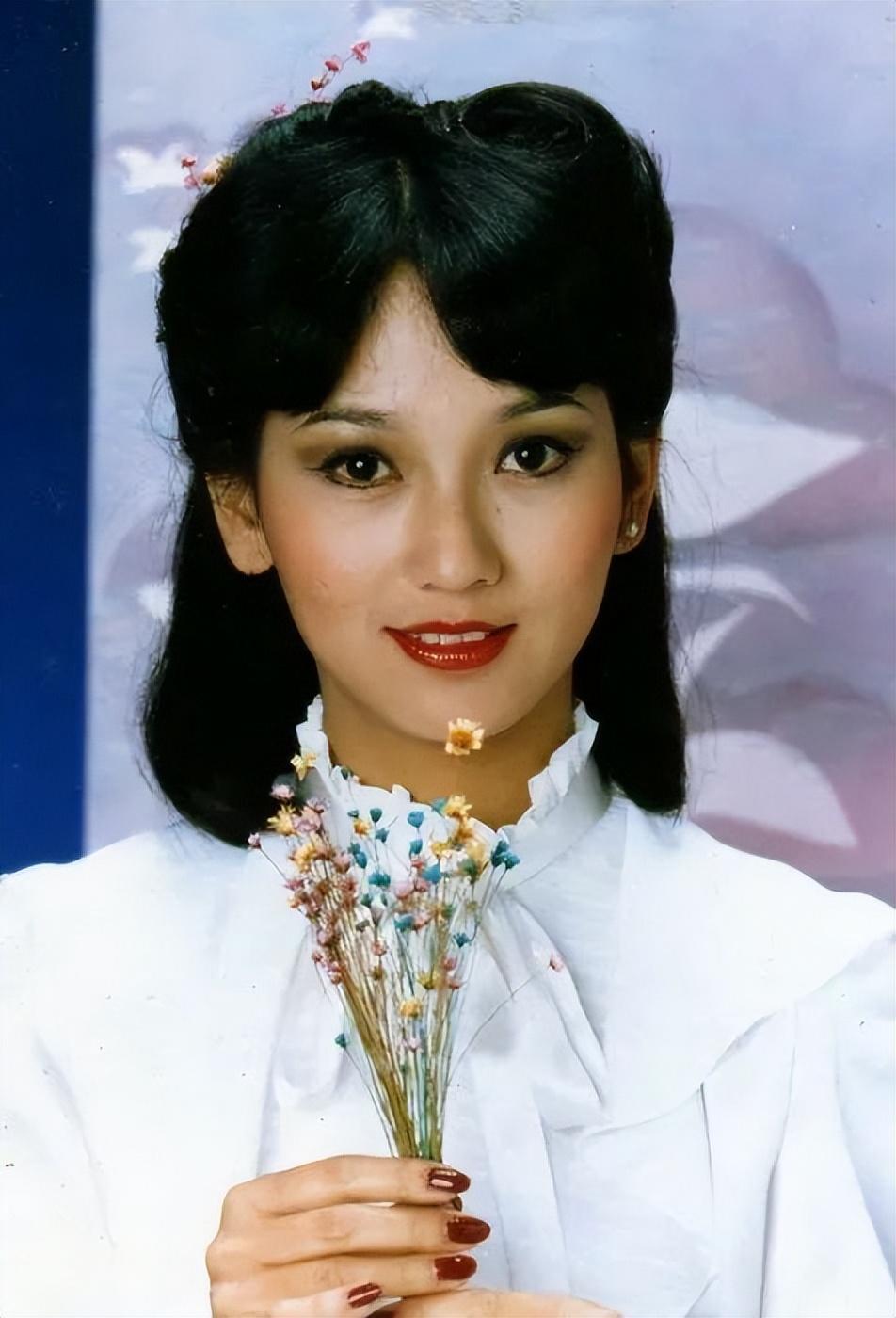 回顾赵雅芝的3个儿子长子47岁次子44岁小儿子37岁个个让她骄傲