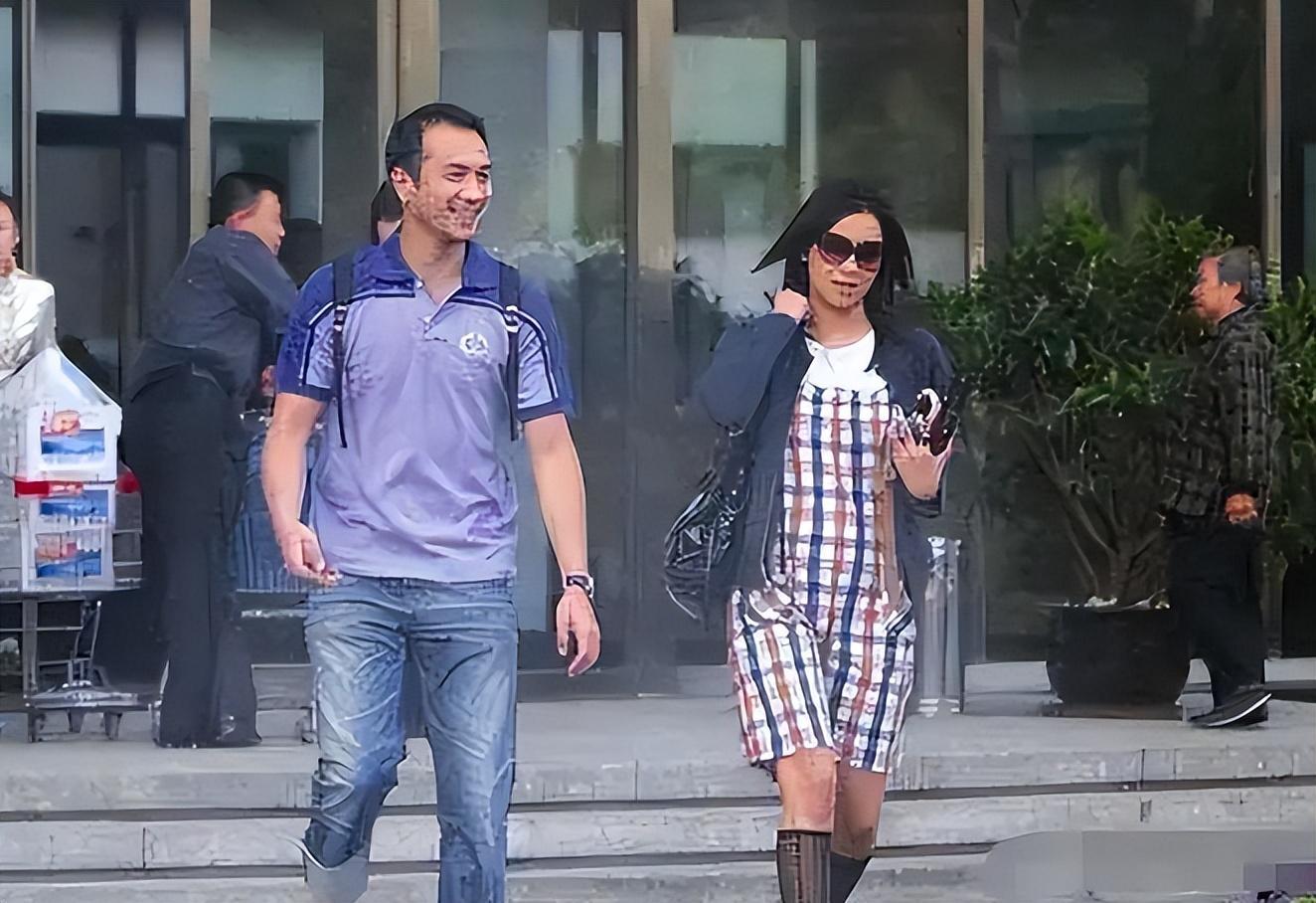 回顾演员黄觉放弃周迅徐静蕾转身娶小14岁娇妻他有什么魅力