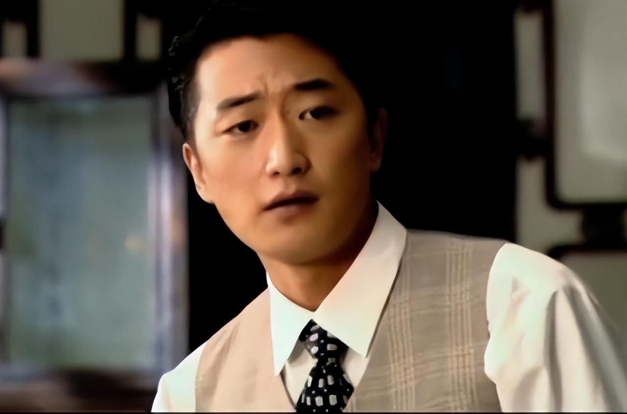 演员邵峰退圈后定居加拿大豪宅内打球吃烤羊茅台洋酒成排