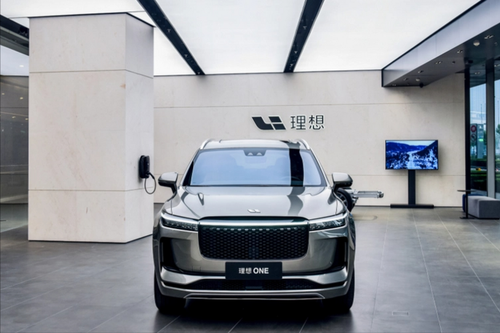 理想汽车凭借出色的增程式电动车技术和精准市场定位,在中国新能源