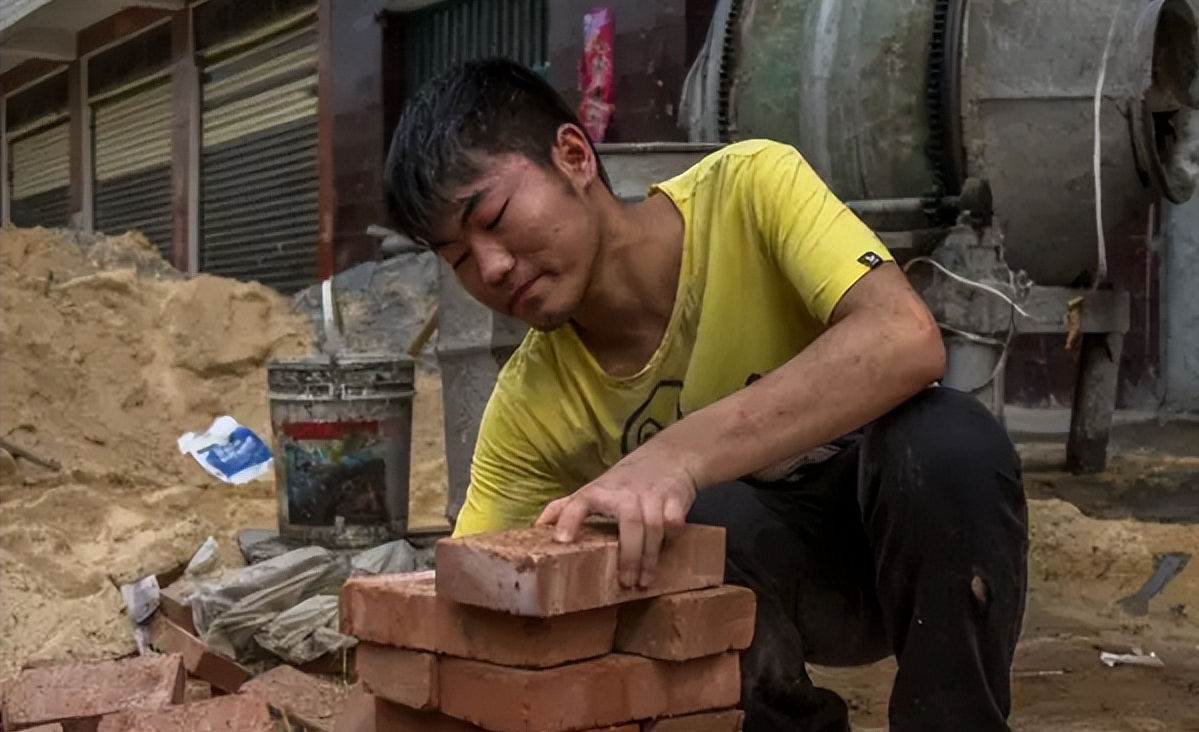 刚去的时候,他从最底层做起,搬砖,推车.