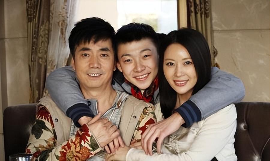 回顾范明娶大6岁二婚女当老婆对继子视如己出今继子成国家骄傲