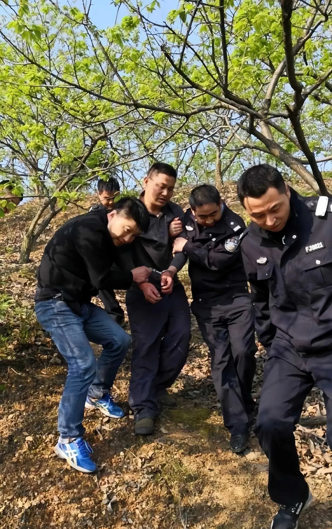 报案人称,他们邻居家两岁男童身穿带血衣裳独自种曛 灭门案罗伟警察在